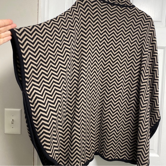Liz Claiborne Sweater Poncho L/XL Black and Beige Chevron leather buckle closure - Picture 11 of 12
